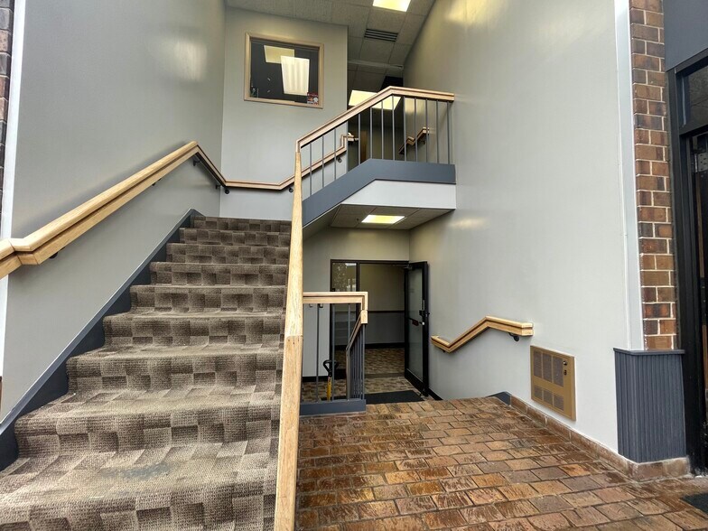 More Photos Of 3175 Commercial Ave, Northbrook Office For Lease