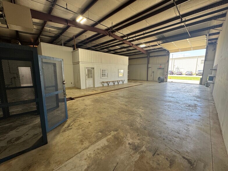 More Photos Of 310 Moore Ln, Collierville Warehouse For Lease