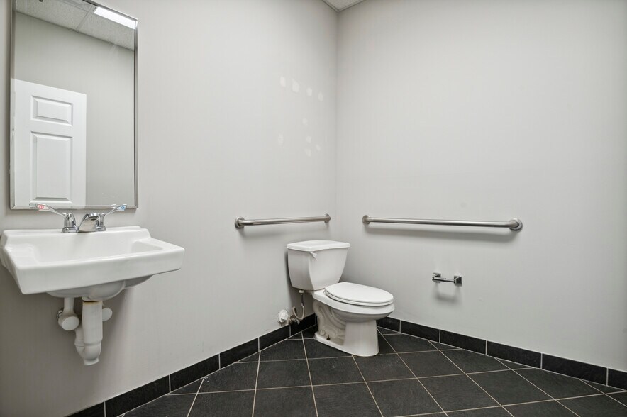 More Photos Of 161-191 Edgemoor Rd, Wilmington Light Distribution For Lease