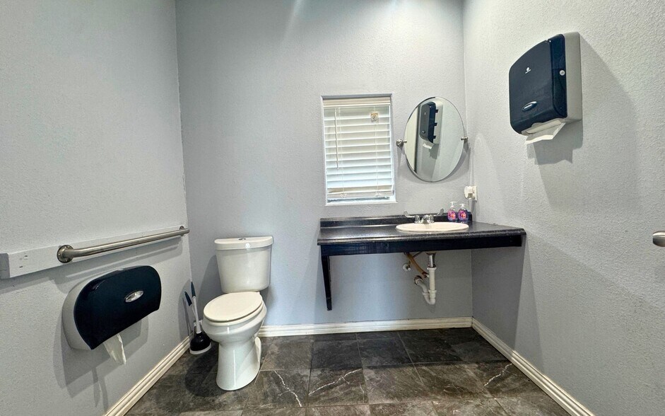 More Photos Of 1707 State Highway 21 W, Caldwell Office For Sale