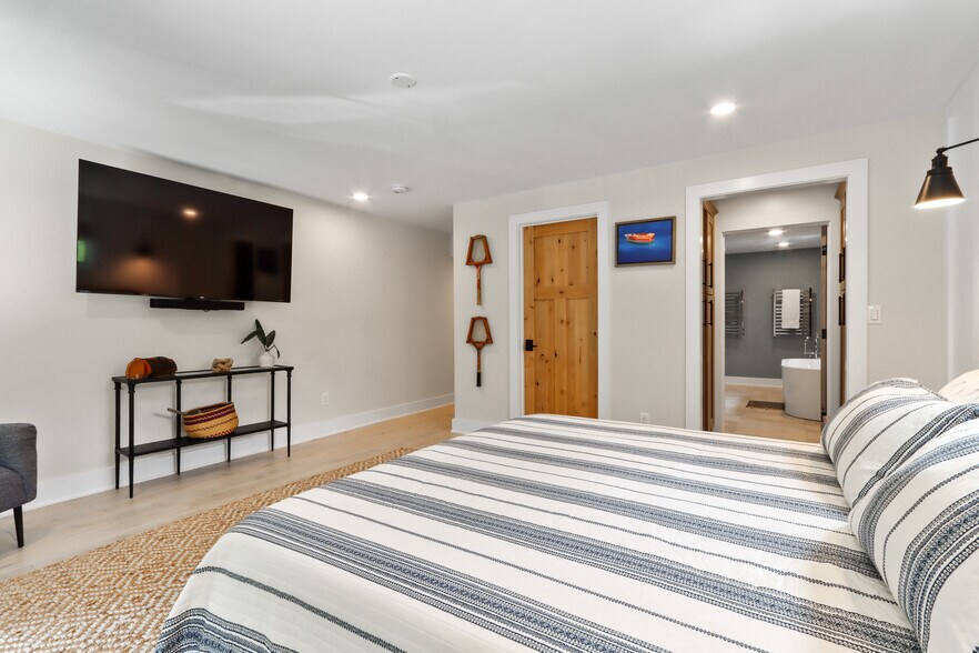 More Photos Of W4724 S Lakeshore Dr, Fontana-on-Geneva Lake Storefront For Sale