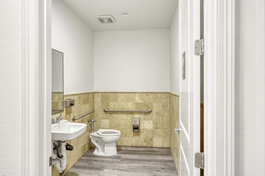 More Photos Of 5727 W I-10 Fwy, San Antonio Office For Lease