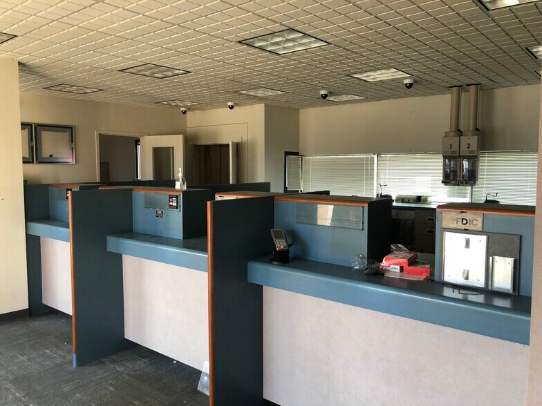 More Photos Of 637 E National Ave, Brazil Bank For Lease