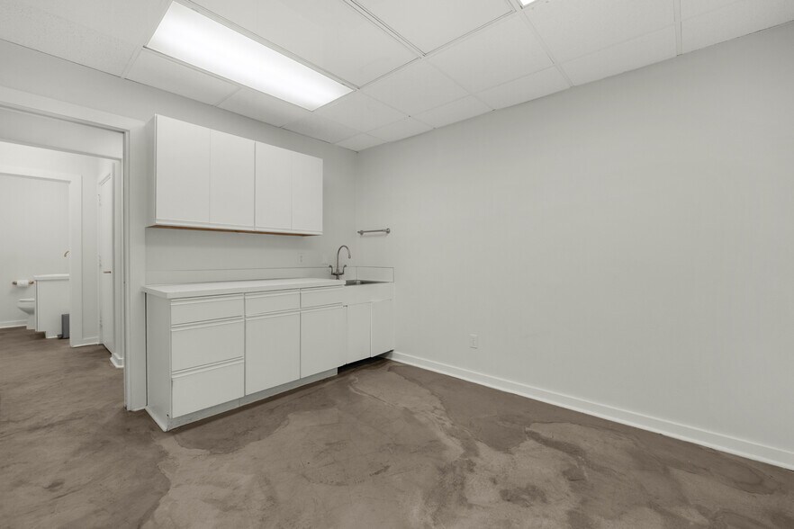 More Photos Of 809 S Holladay Dr, Seaside Showroom For Sale