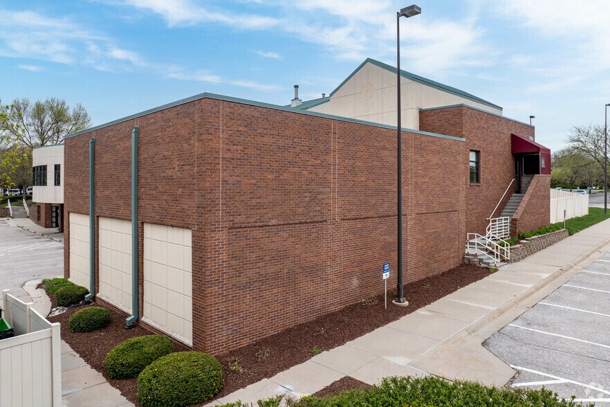 More Photos Of 201 S 68th St Pl, Lincoln Medical For Sale