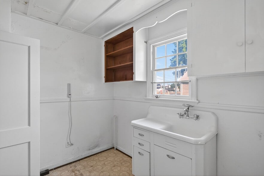 More Photos Of 5812 Jefferson Ave, Newport News Storefront For Sale