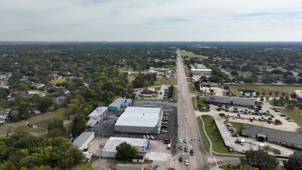 More Photos Of 1331 E Broadway St, Pearland Light Distribution For Lease