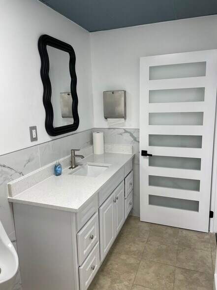 More Photos Of 40 W Crystal Lake St, Orlando Manufacturing For Lease