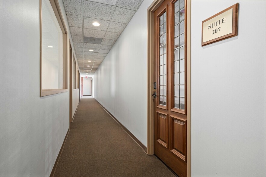 More Photos Of 5750 Balcones Dr, Austin Medical For Sale