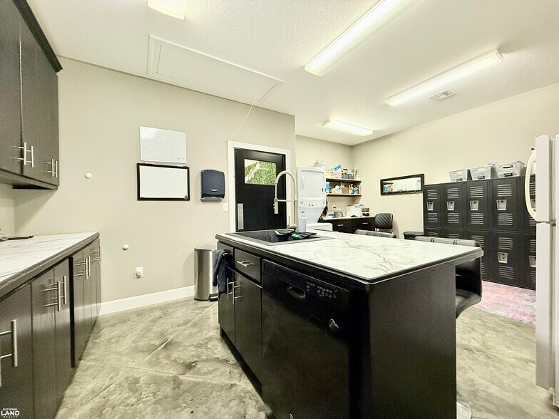 More Photos Of 1915 S Santa Fe Ave, Chanute Office For Sale