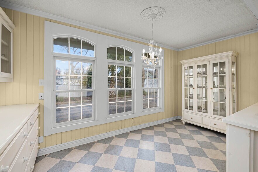 More Photos Of 633 S Castell Ave, New Braunfels Office Residential For Sale