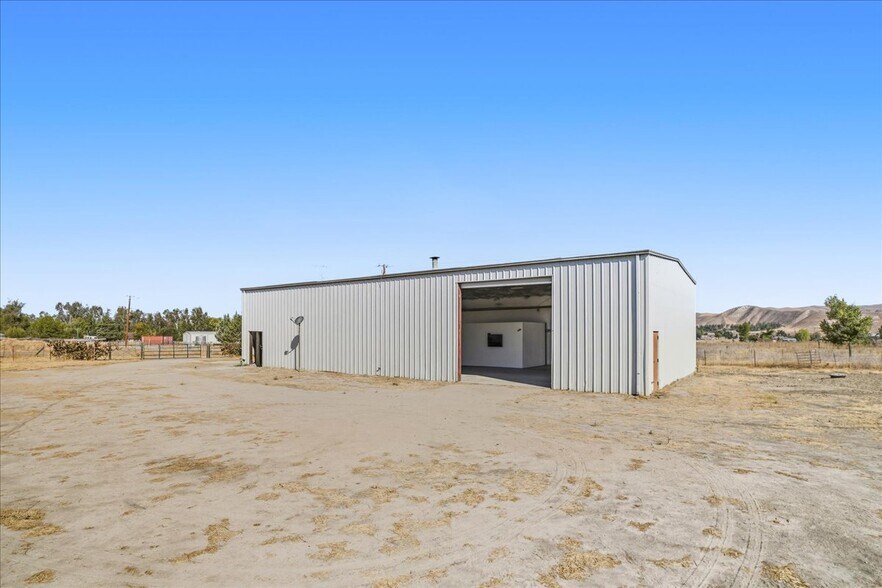 More Photos Of 485 S 8th St, Shandon Industrial For Sale