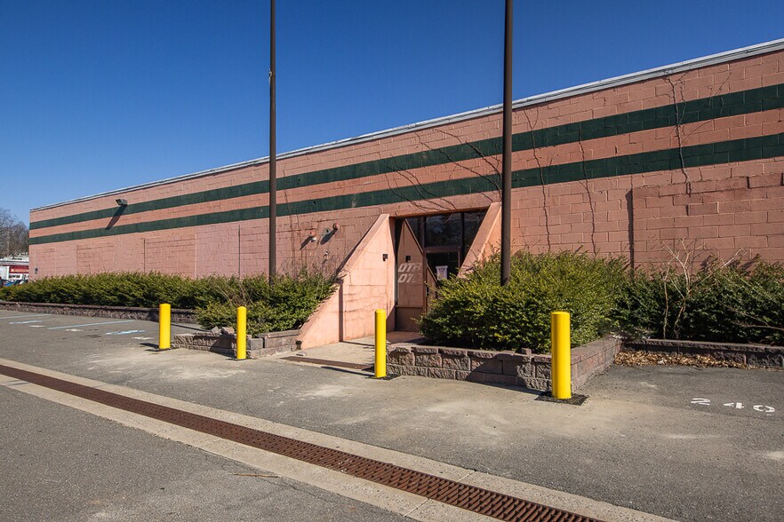 More Photos Of 12 E Dexter Plz, Pearl River Warehouse For Lease