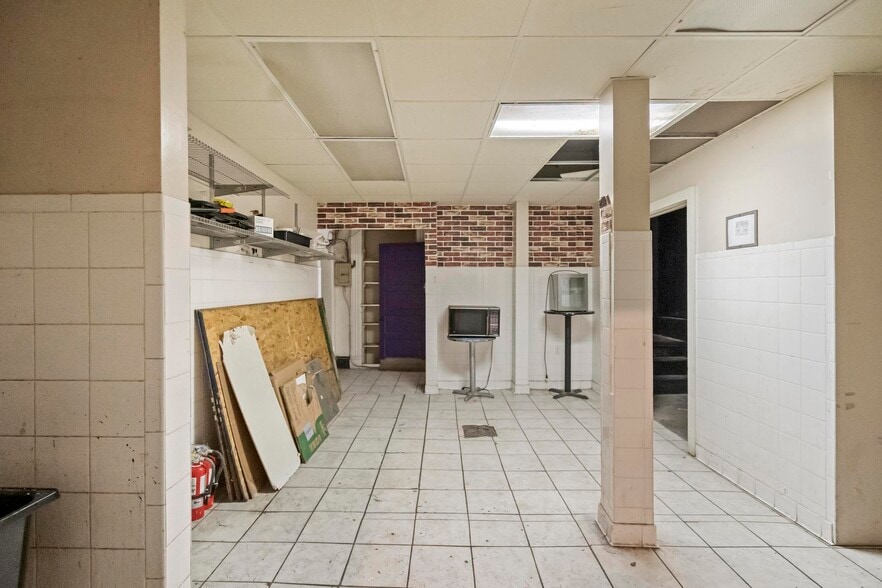 More Photos Of 24 E 3rd St, Newport Bar For Sale