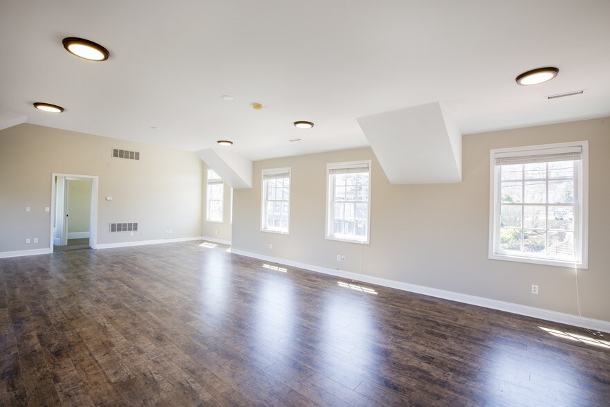 More Photos Of 30 W Bridge St, New Hope Freestanding For Lease