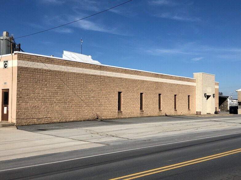More Photos Of 825 E Earl Rd, New Holland Warehouse For Lease