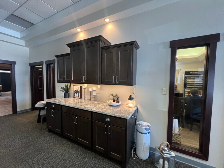 More Photos Of 795 Midway Rd, Menasha Showroom For Sale
