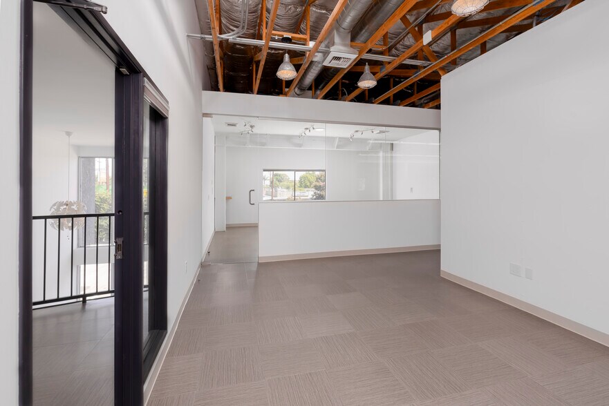More Photos Of 7543 Woodley Ave, Van Nuys Office For Lease