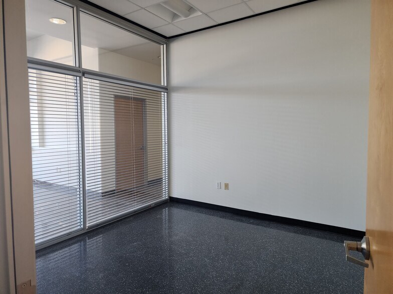 More Photos Of 2221 W Pecos Rd, Chandler Warehouse For Lease