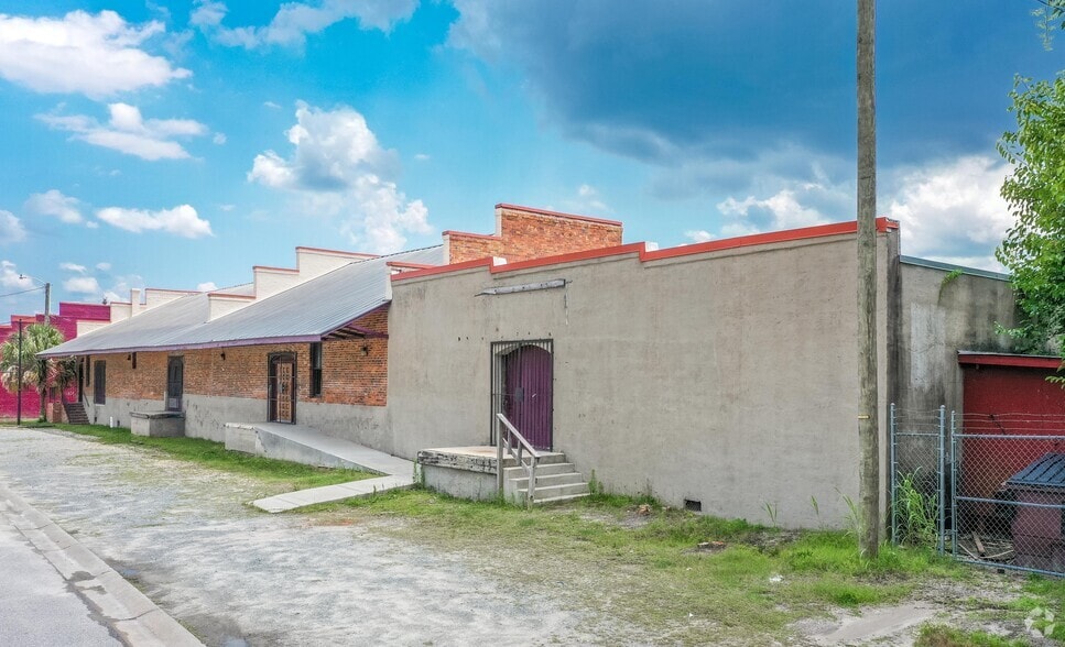 More Photos Of 211 Rankin St, Fayetteville Showroom For Lease