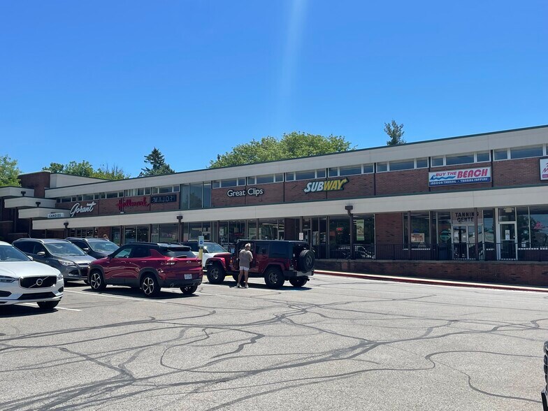 More Photos Of 8202-8280 E Market St, Warren Unknown For Lease