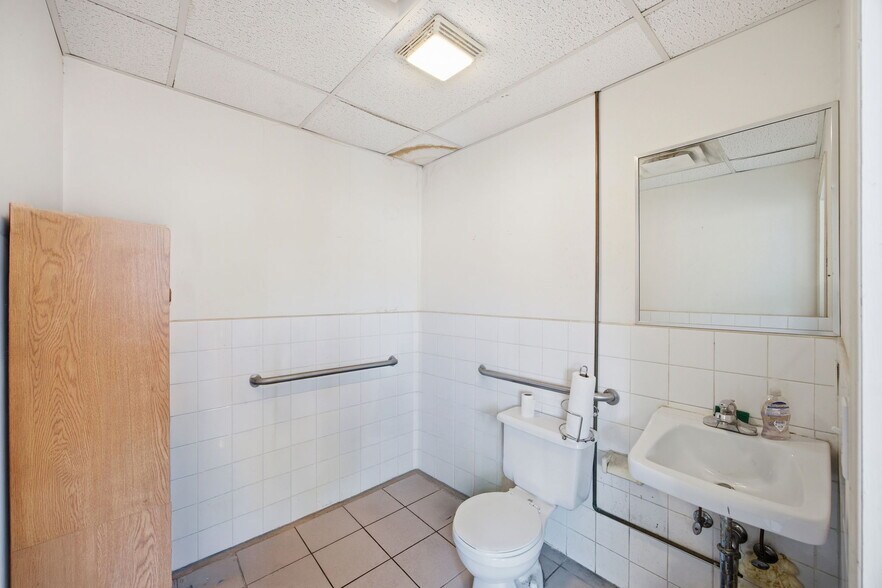 More Photos Of 136-21 41st Ave, Flushing Storefront Retail Office For Sale