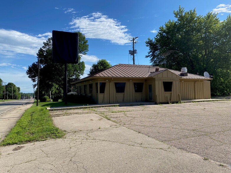 Primary Photo Of 305 S Main St, Clintonville Fast Food For Sale