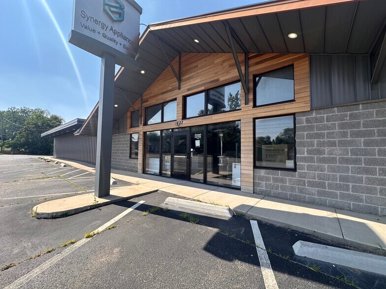 More Photos Of 1623-1635 Chicago Dr SW, Grand Rapids Freestanding For Lease