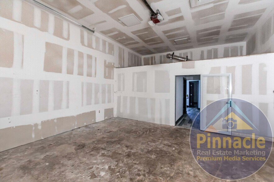 More Photos Of 24690 Sandhill Blvd, Punta Gorda Warehouse For Lease