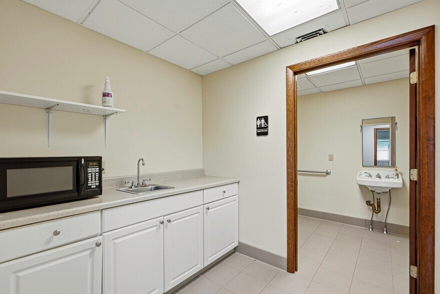 More Photos Of 37 Pierce St, Northborough Office For Sale