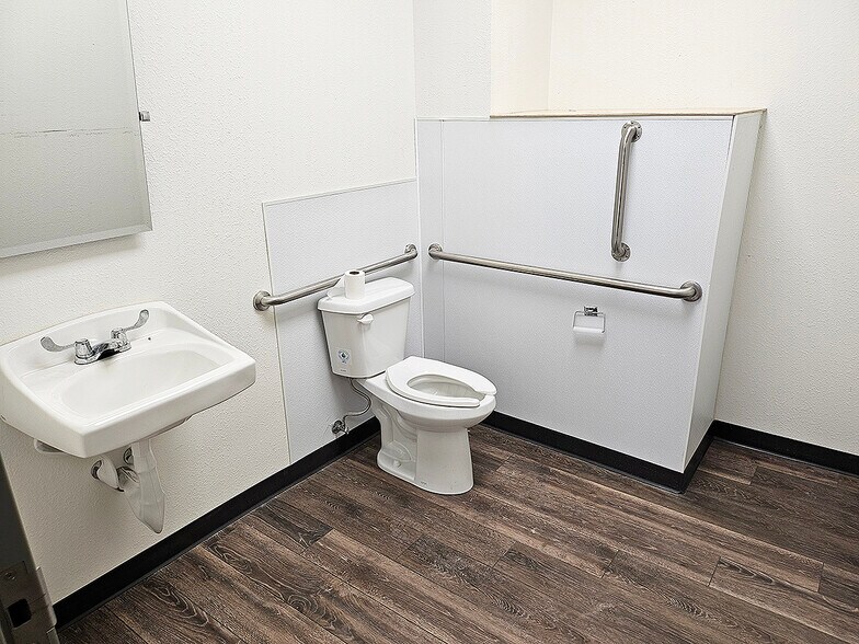 More Photos Of 119A N Main St, Mcpherson General Retail For Lease