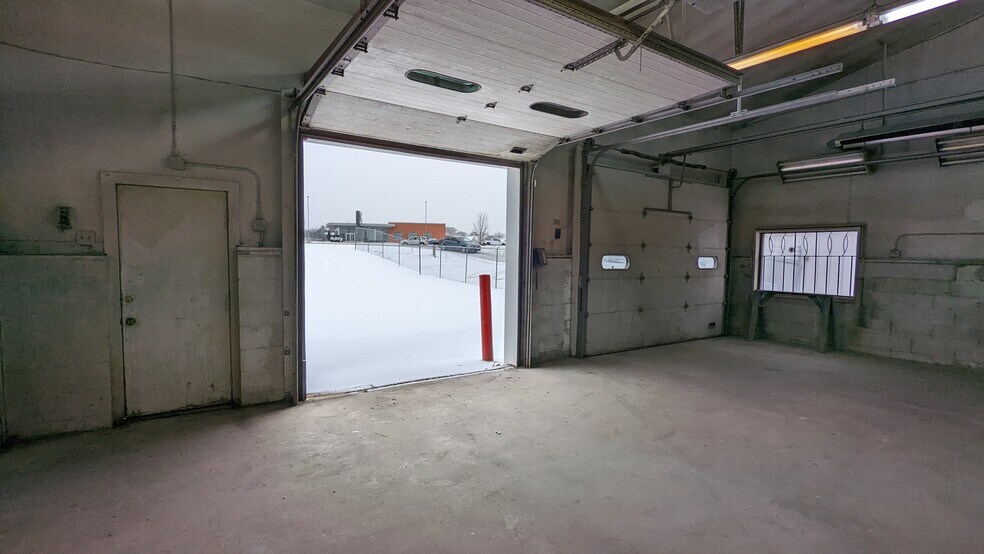 More Photos Of 295-297 37th St NE, Rochester Auto Repair For Lease
