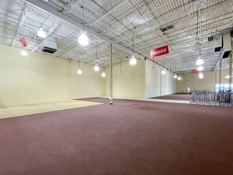 More Photos Of 8600-8604 W Brown Deer Rd, Milwaukee General Retail For Sale