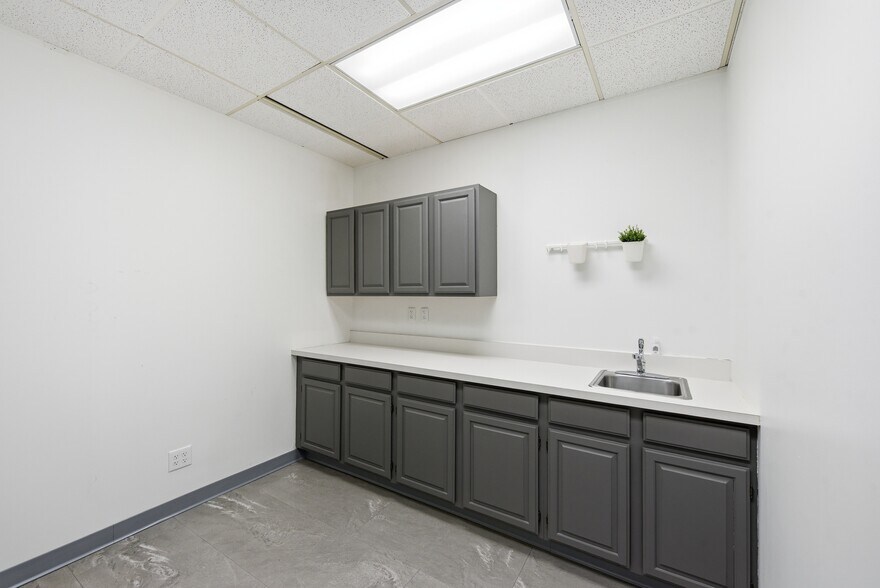 More Photos Of 8790 Governors Hill Dr, Cincinnati Office For Sale