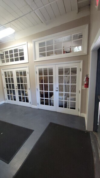 More Photos Of 141 Coit St, Irvington Showroom For Lease