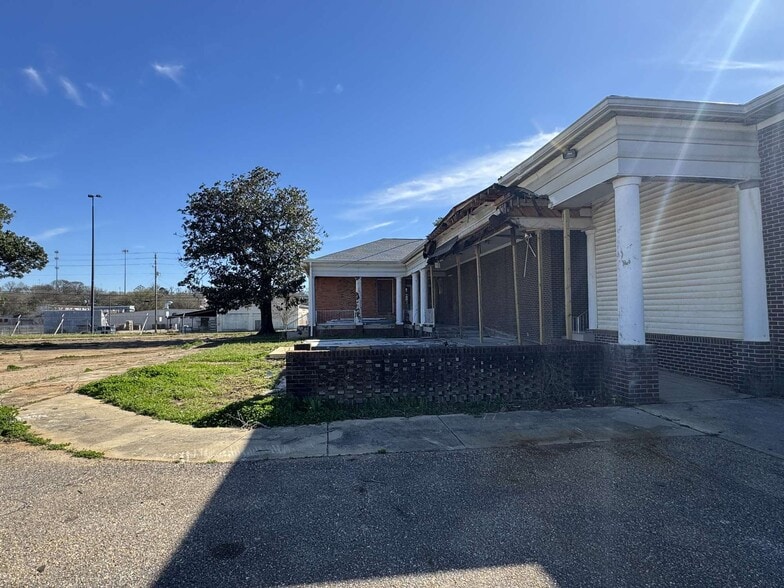 More Photos Of 1020 Maxwell Blvd, Montgomery General Retail For Lease