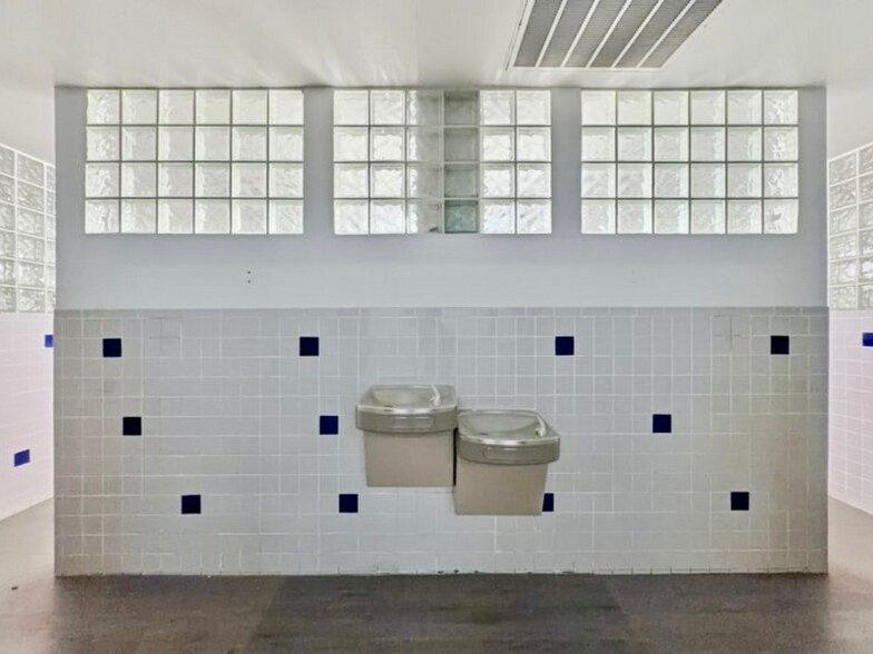 More Photos Of 145 Paragon Ln, El Paso General Retail For Sale