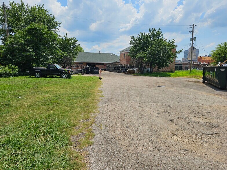 More Photos Of 568 Poplar Ave, Memphis Freestanding For Sale