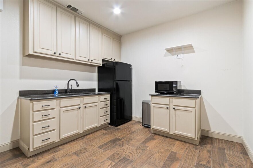 More Photos Of 1000 State Highway 6, Woodway Medical For Lease