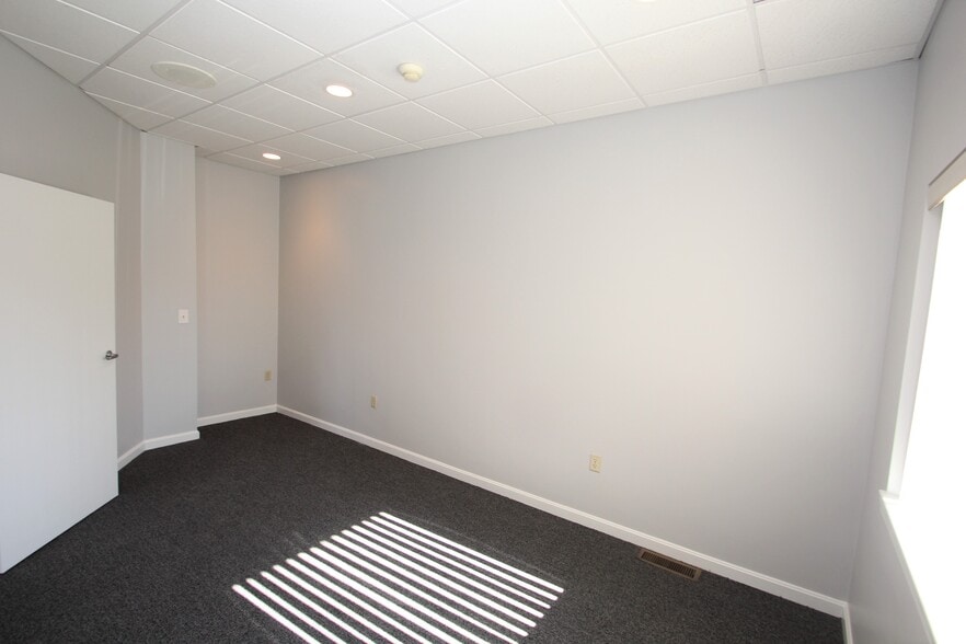 More Photos Of 87 Main St, North Reading Light Manufacturing For Sale