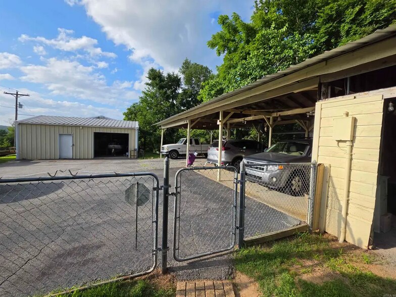 More Photos Of 608 Highway 285 N, Damascus Flex For Sale