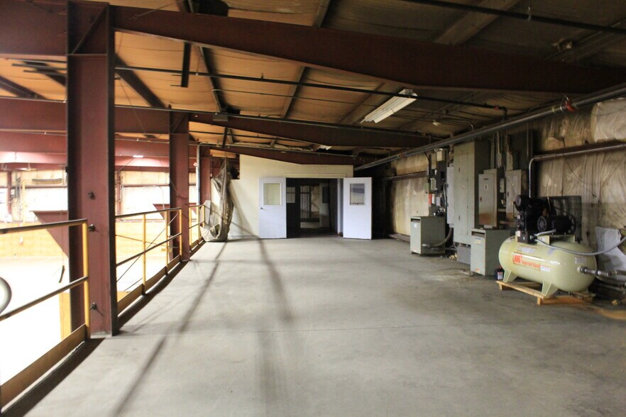 More Photos Of 4 Gator Rock Rd, Somersworth Distribution For Sale