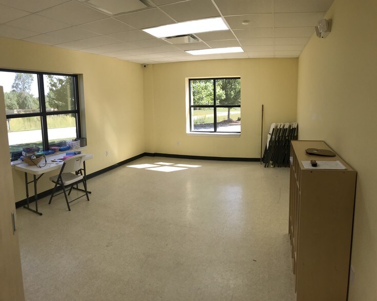 More Photos Of 162 Hillsdale West Dr, Advance Light Distribution For Lease