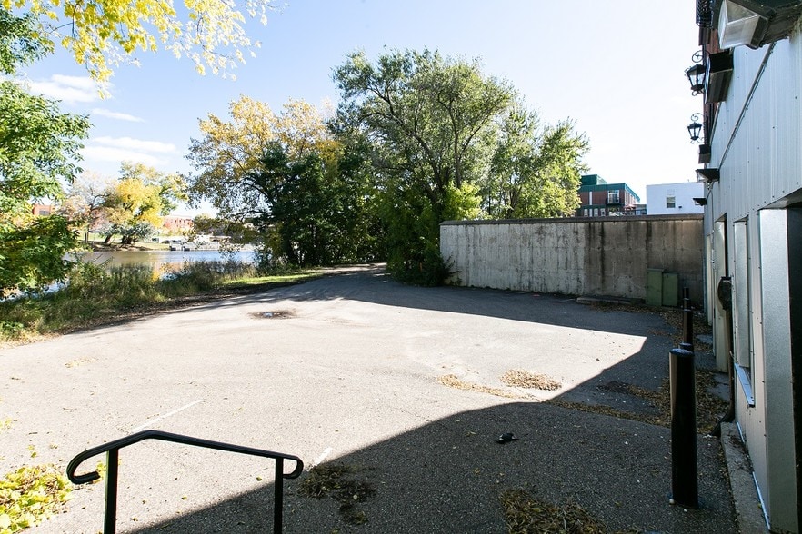 More Photos Of 2040 N Ferry St, Anoka Office For Sale