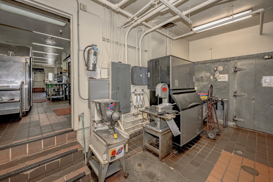 More Photos Of 12625 Sierra Hwy, Santa Clarita Restaurant For Sale