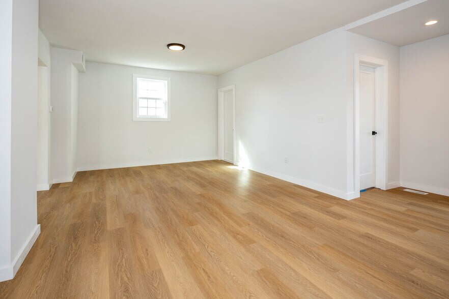 More Photos Of 12 Jansen Ave, Woodbridge Warehouse For Sale