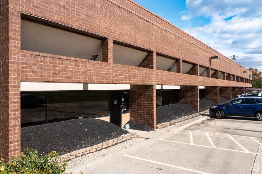 More Photos Of 754 Cincinnati Batavia Pike, Cincinnati Flex For Sale