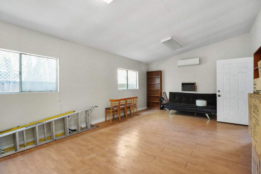 More Photos Of 317 W Palmer Ave, Glendale Religious Facility For Sale