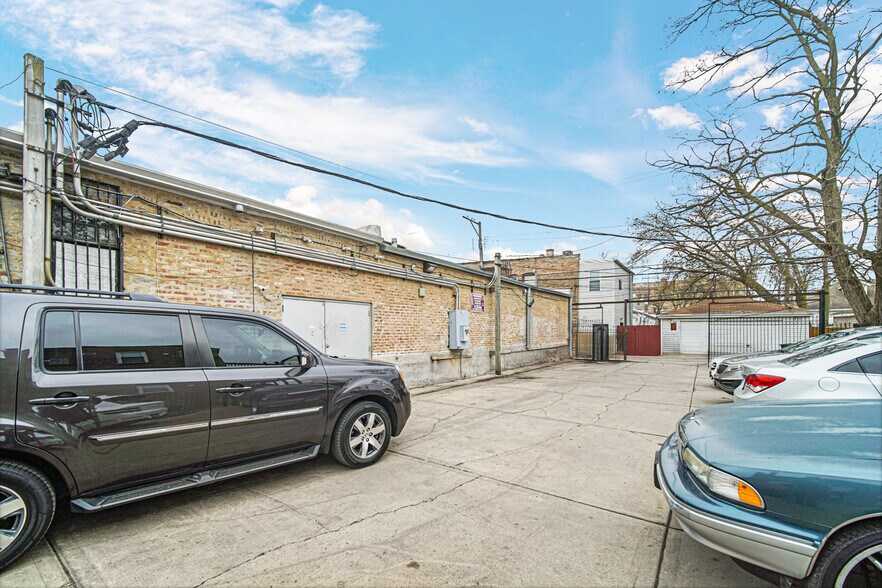 More Photos Of 5600-5612 W Division St, Chicago Storefront For Sale