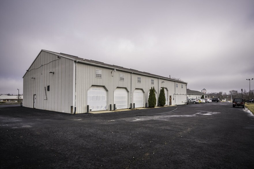 More Photos Of 305-311 E Clifty Dr, Madison General Retail For Lease